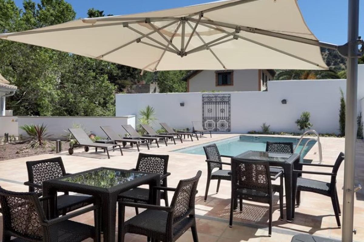فندق يوروستارز واشنجتون إيرفينج غرناطة المظهر الخارجي الصورة A cantilever umbrella